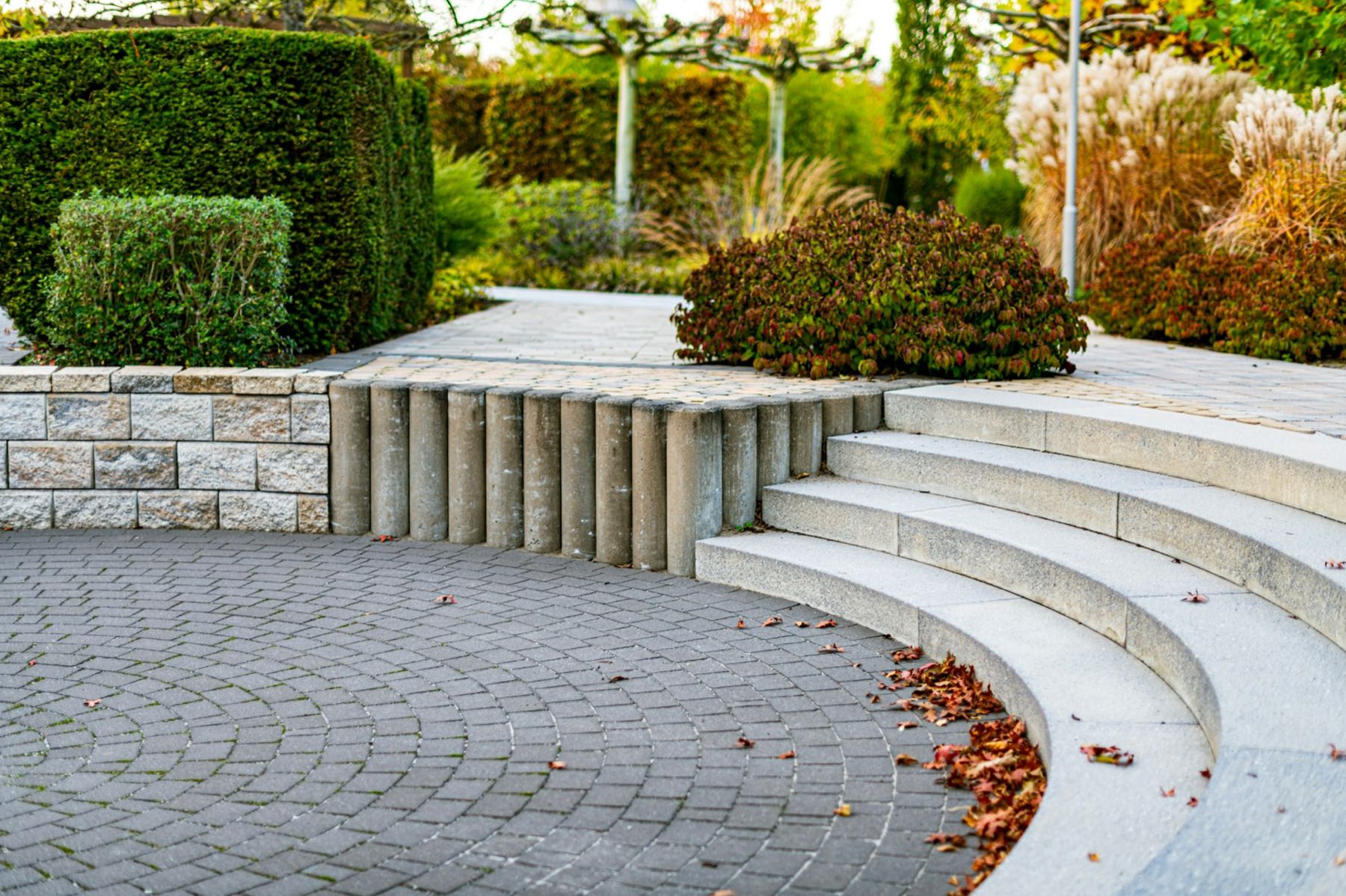 Mauer, Stufen und Pflasterkreis