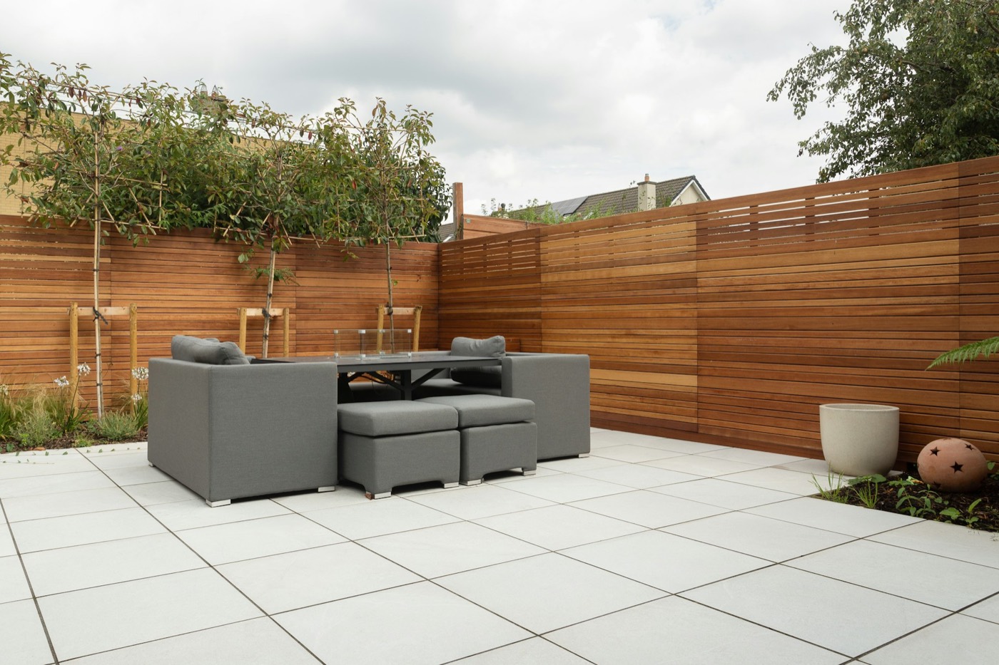 Terrasse vor einem Sichtschutzzaun aus Holzlatten