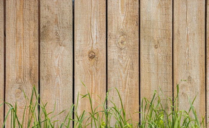 Zaun aus senkrechten Holzlatten